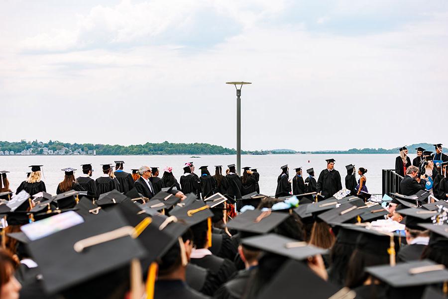 2024年毕业典礼的毕业生们在水边